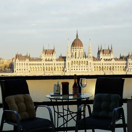 아파트 Stunning Balcony Parliament View